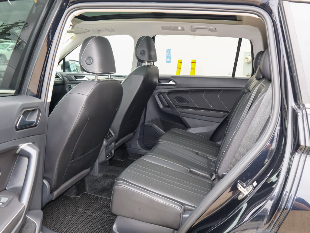 Used 2024 Volkswagen Tiguan SE w/ Panoramic Sunroof Package AWD/4WD image 16