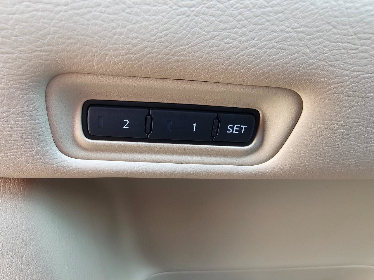 Used 2014 Nissan Pathfinder Platinum w/ Platinum Premium Package FWD image 32