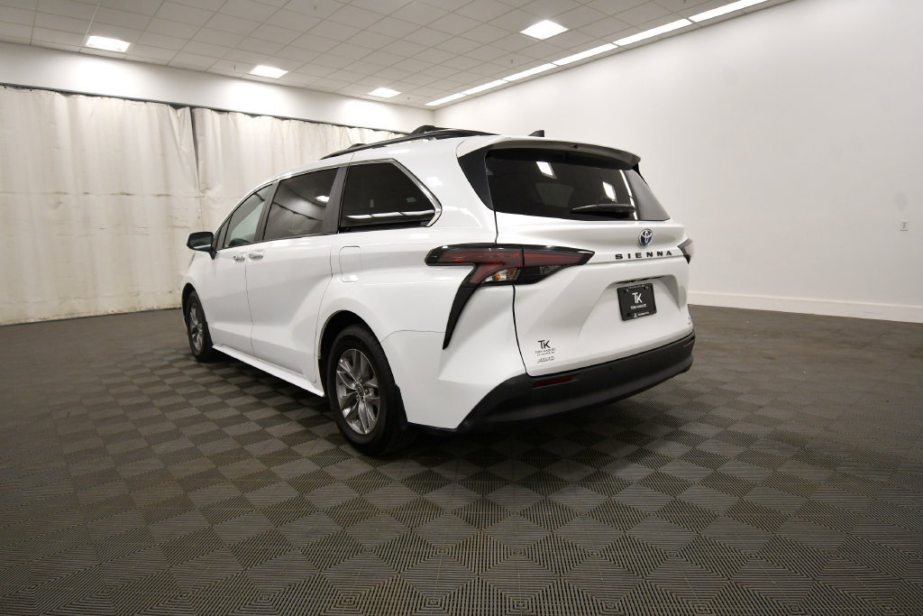 Used 2023 Toyota Sienna XLE AWD/4WD image 5