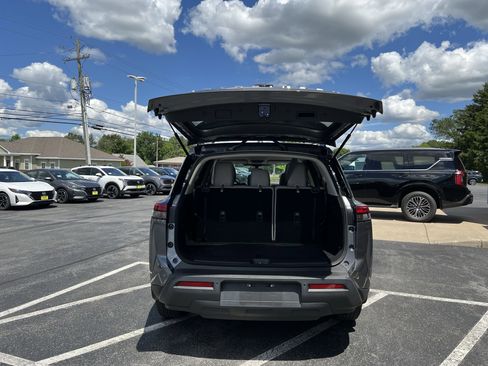 Used 2022 Nissan Pathfinder SV image 10