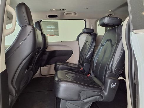 Used 2022 Chrysler Pacifica Touring-L FWD image 12