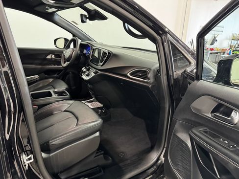 Used 2025 Chrysler Pacifica Select FWD image 23