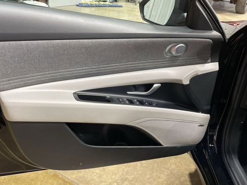 Used 2024 Hyundai Elantra Limited image 12