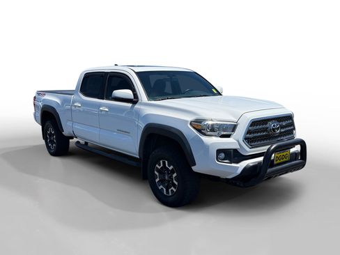 Used 2017 Toyota Tacoma TRD Off-Road AWD/4WD image 7