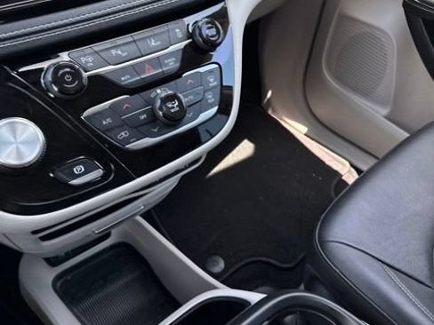 Used 2022 Chrysler Pacifica Touring-L w/ Uconnect Theater Family Group FWD image 9