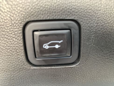 Used 2023 Chevrolet Traverse Premier FWD image 9