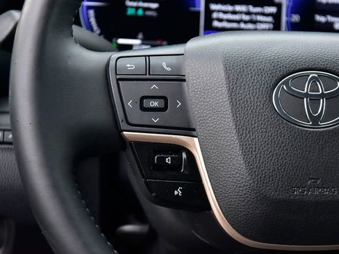 Used 2023 Toyota Crown Limited image 21