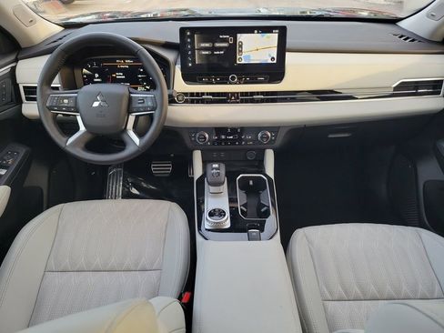 Used 2025 Mitsubishi Outlander SEL image 9