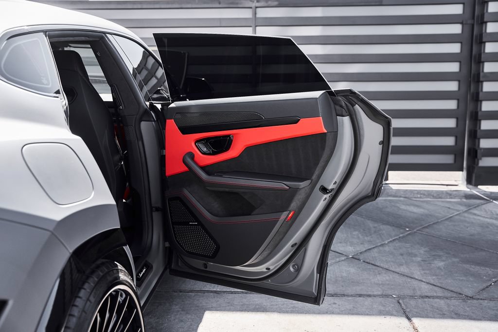 Used 2025 Lamborghini Urus SE AWD/4WD image 24