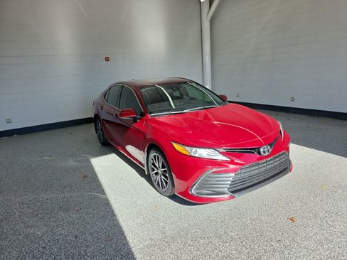 Used 2021 Toyota Camry XLE image 7