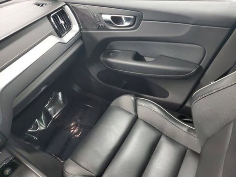 Used 2022 Volvo XC60 B6 R-Design image 11