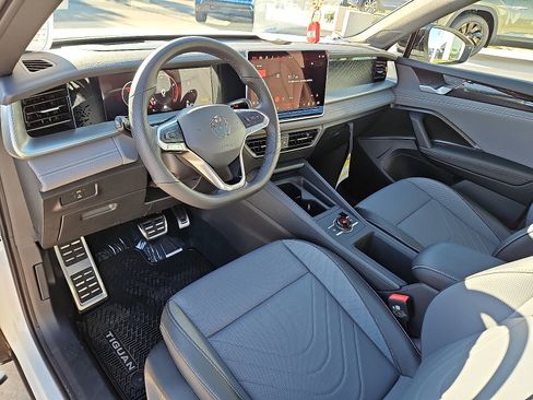 New 2026 Volkswagen Tiguan SE R-Line FWD image 13