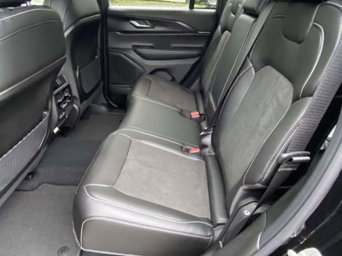 New 2025 Jeep Grand Cherokee Laredo image 12