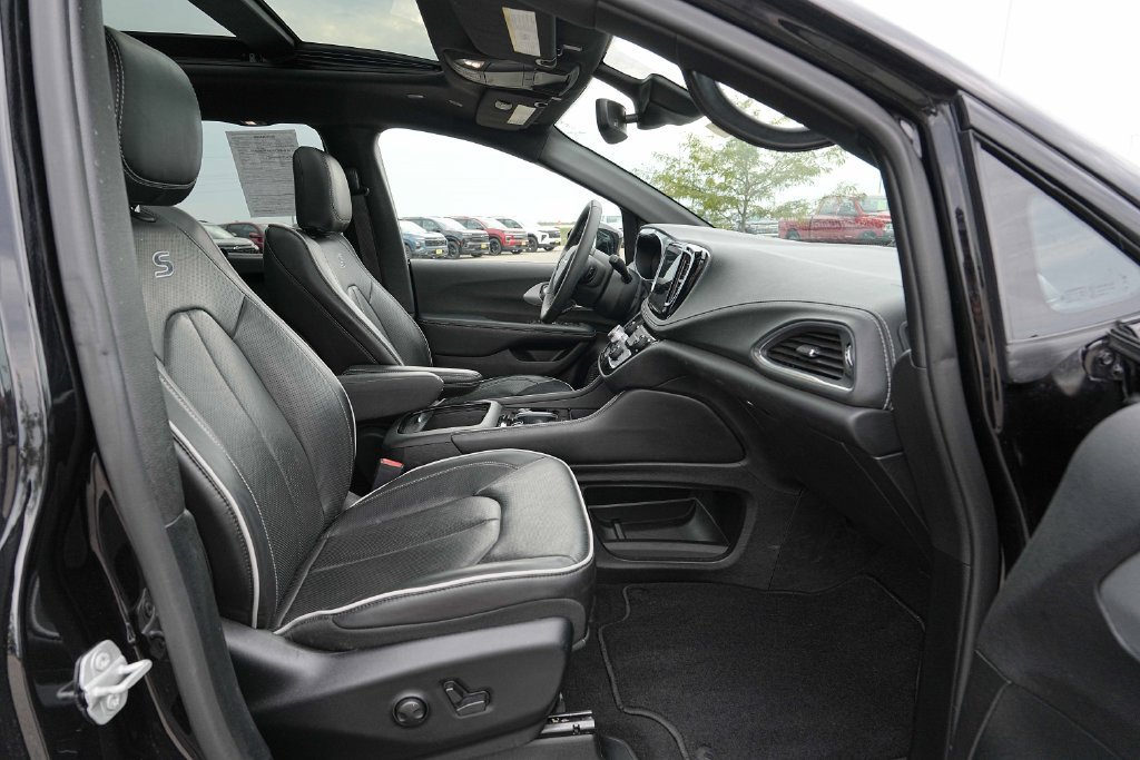 Used 2025 Chrysler Pacifica Limited FWD image 22