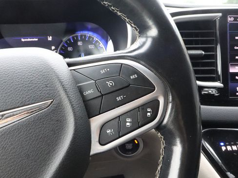 Used 2022 Chrysler Pacifica Touring-L FWD image 26