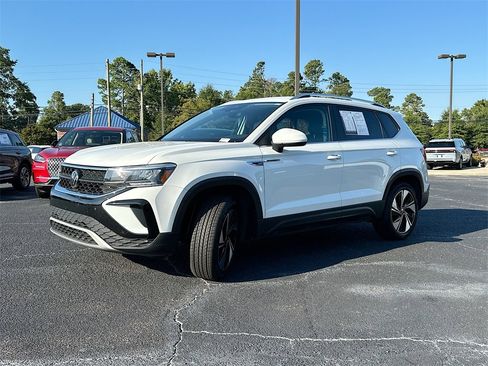 Used 2024 Volkswagen Taos SE image 2