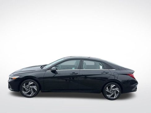 Used 2025 Hyundai Elantra Limited FWD image 2