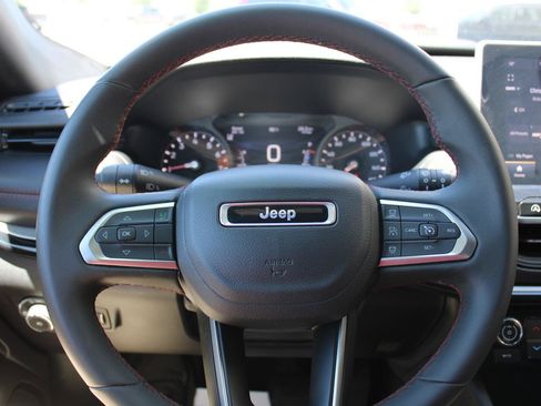 Used 2025 Jeep Compass Trailhawk AWD/4WD image 14