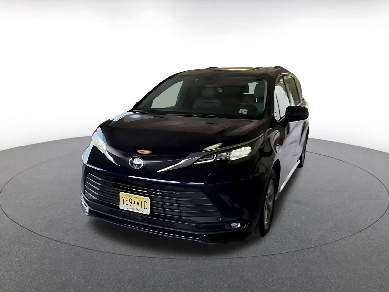 Used 2025 Toyota Sienna XLE FWD image 6
