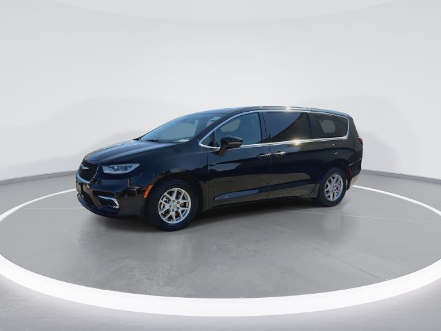 Used 2025 Chrysler Pacifica Select FWD image 4