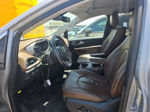 Used 2017 Chrysler Pacifica Limited FWD image 11