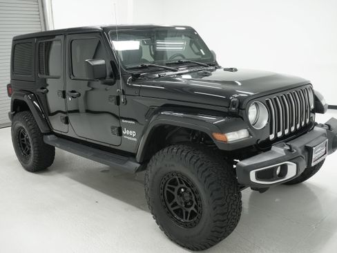 Used 2022 Jeep Wrangler Unlimited Sahara AWD/4WD image 3