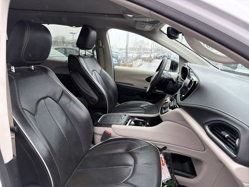 Used 2024 Chrysler Pacifica Limited FWD image 37