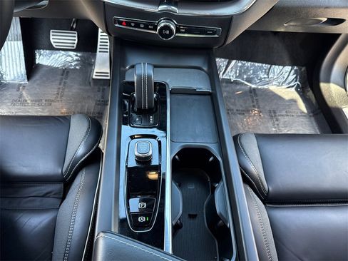 Used 2022 Volvo XC60 T8 R-Design image 6