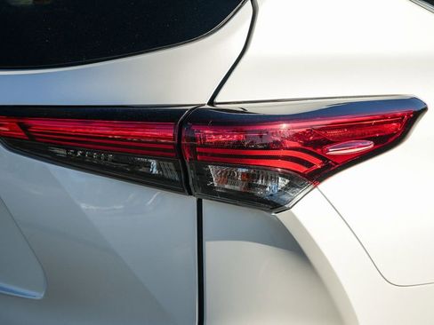 Used 2022 Toyota Highlander XLE FWD image 7