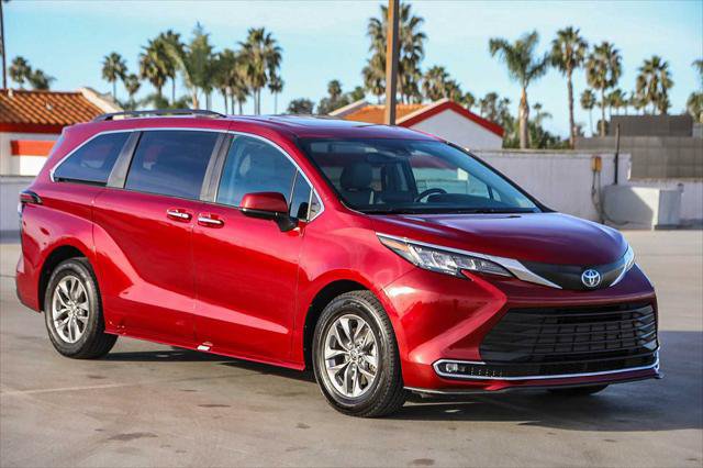 Certified 2023 Toyota Sienna XLE FWD image 4