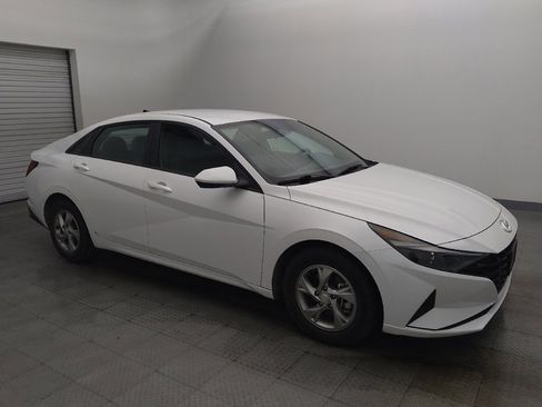 Used 2022 Hyundai Elantra SE FWD image 11