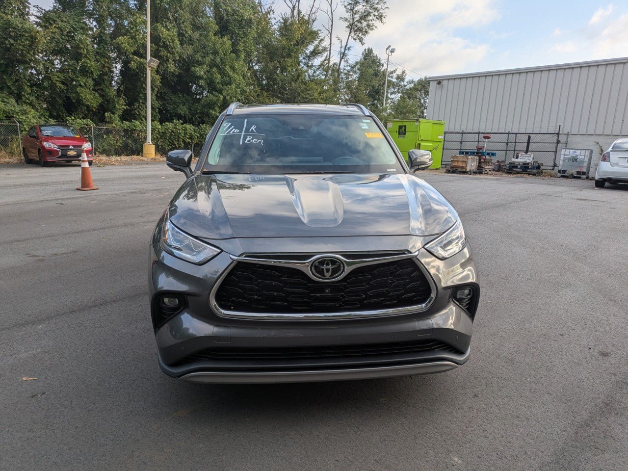 Used 2023 Toyota Highlander Platinum FWD image 2