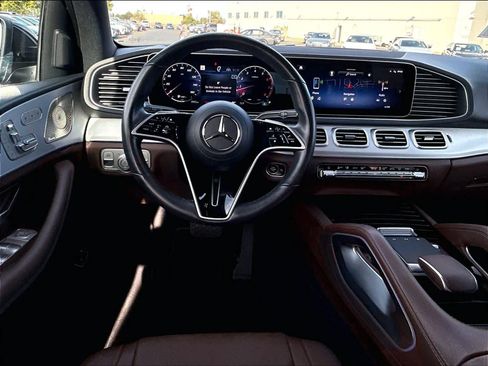 Used 2024 Mercedes-Benz GLE 450 4MATIC w/ Driver Assistance Package image 11