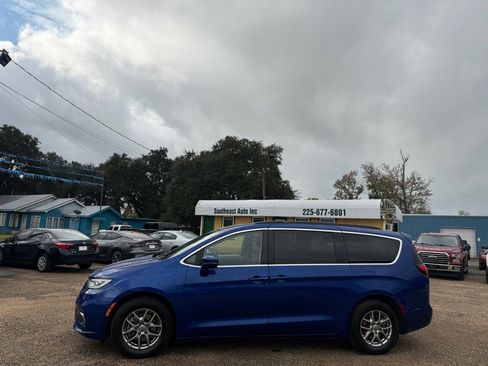 Used 2021 Chrysler Pacifica Touring image 1