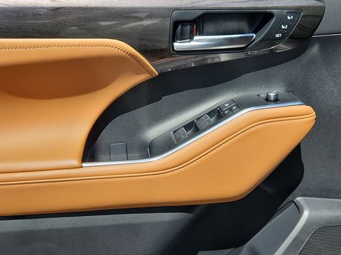 New 2026 Toyota Highlander Platinum AWD/4WD image 6