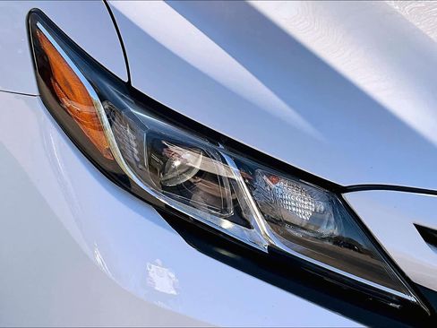 Used 2020 Toyota Camry SE image 28