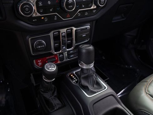 Used 2024 Jeep Gladiator Mojave AWD/4WD image 29