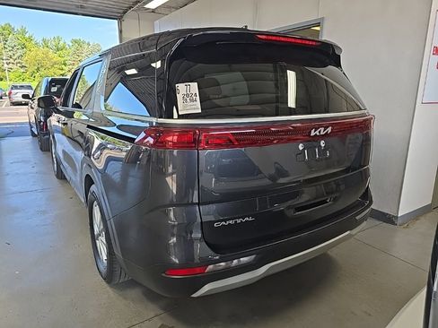 Used 2024 Kia Carnival LX FWD image 3