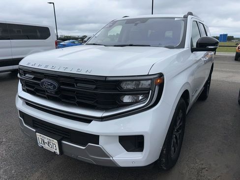 Used 2025 Ford Expedition Platinum AWD/4WD image 1