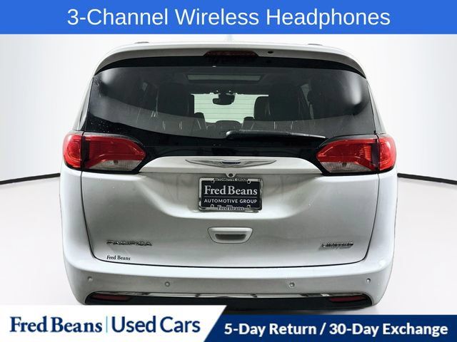 Used 2018 Chrysler Pacifica Limited w/ Tire & Wheel Group FWD image 7