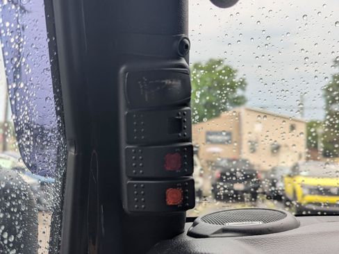 Used 2017 Jeep Wrangler Unlimited Rubicon w/ Connectivity Group AWD/4WD image 28