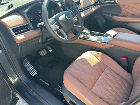 Used 2025 Mitsubishi Outlander SEL image 18
