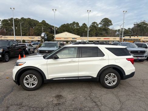 Used 2023 Ford Explorer XLT w/ Equipment Group 202A image 9