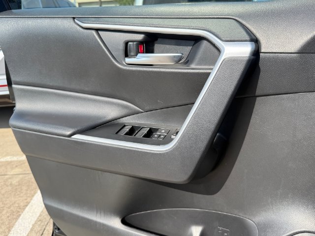 Used 2025 Toyota RAV4 XLE FWD image 23