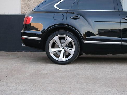 Used 2018 Bentley Bentayga image 12