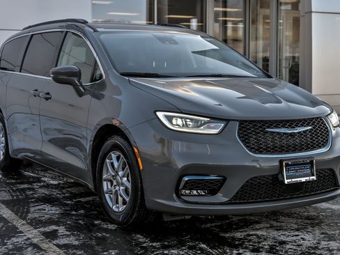 Used 2022 Chrysler Pacifica Touring-L image 10