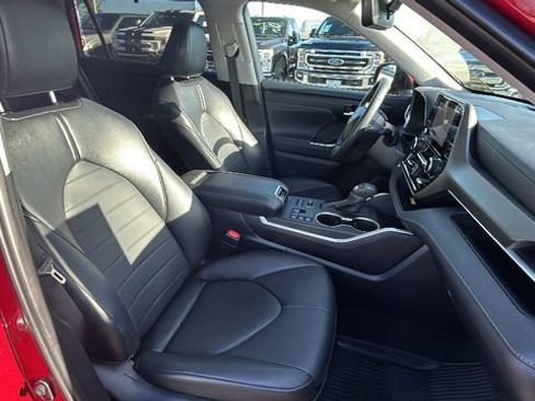 Used 2024 Toyota Highlander XLE image 11