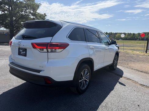 Used 2019 Toyota Highlander XLE FWD image 3