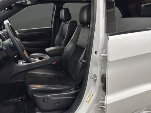 Used 2018 Jeep Grand Cherokee Altitude AWD/4WD image 9