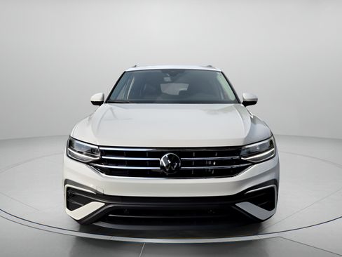 Certified 2024 Volkswagen Tiguan SE w/ Panoramic Sunroof Package FWD image 8